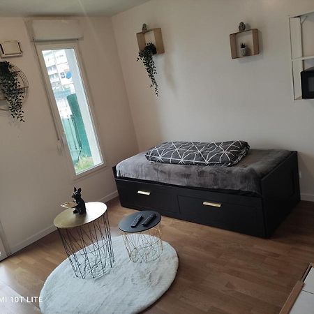 Appartement Chaleureux studio Kaïs à Bron Extérieur photo