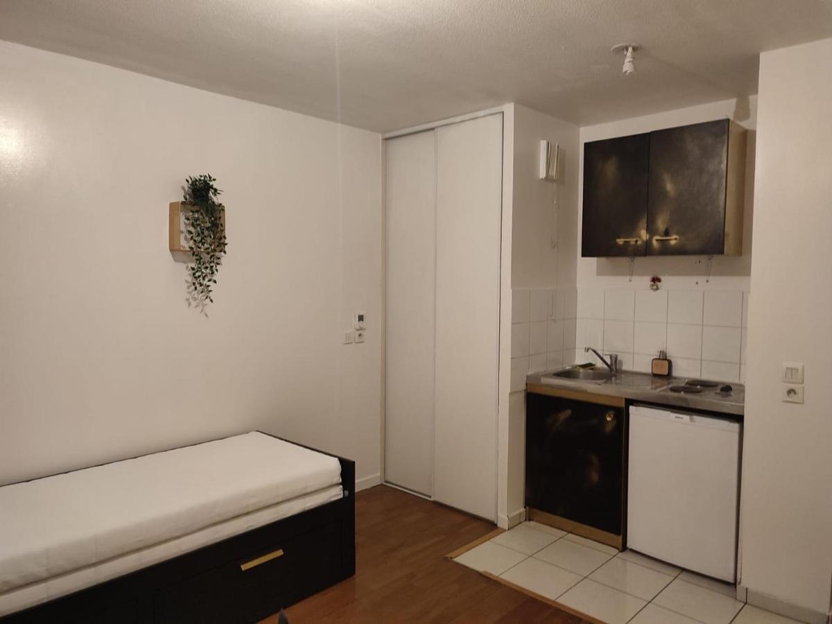 Appartement Chaleureux studio Kaïs à Bron Extérieur photo