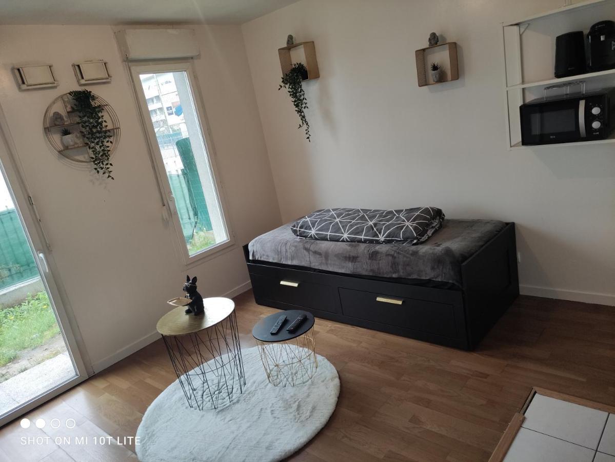 Appartement Chaleureux studio Kaïs à Bron Extérieur photo